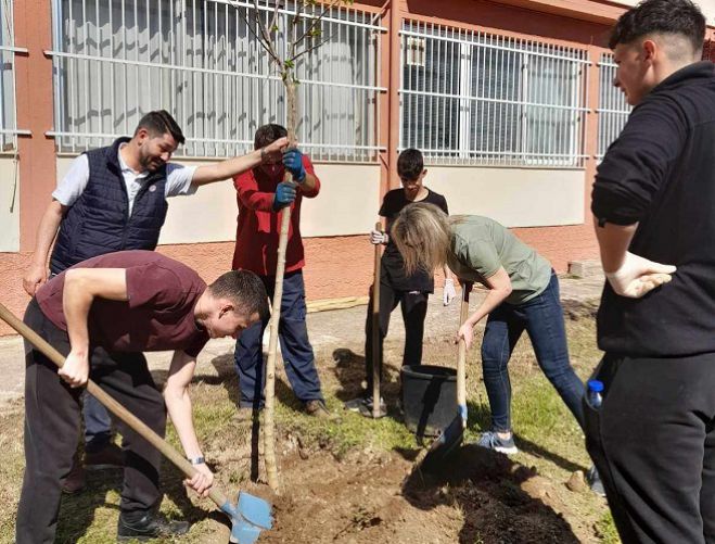 ΓΕΛ Τεγέας | Μαθητές και εκπαιδευτικοί προχώρησαν σε δενδροφύτευση! (εικόνες)