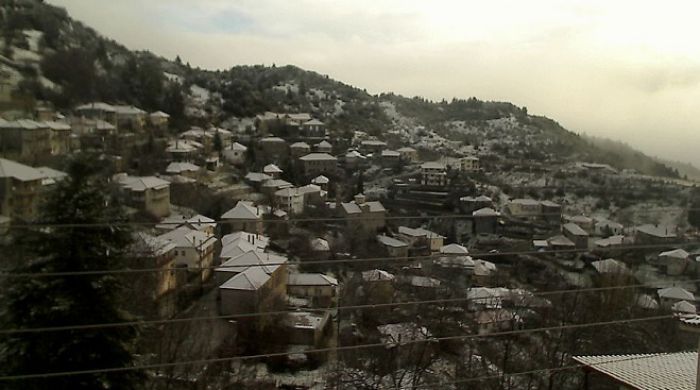Χιονισμένα τα Μαγούλιανα στη Γορτυνία - Δείτε live εικόνα!