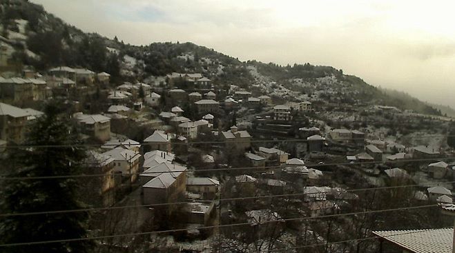 Χιονισμένα τα Μαγούλιανα στη Γορτυνία - Δείτε live εικόνα!