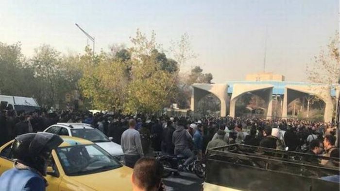 Βίντεο - σοκ από την επίθεση σε στρατιωτική παρέλαση στο Ιράν | Tουλάχιστον 10 νεκροί (vd)