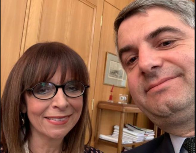Selfie &mu;&epsilon; &tau;&eta; &nu;έ&alpha; &Pi;&rho;ό&epsilon;&delta;&rho;&omicron; &tau;&eta;&sigmaf; &Delta;&eta;&mu;&omicron;&kappa;&rho;&alpha;&tau;ί&alpha;&sigmaf; &omicron; &Omicron;&delta;&upsilon;&sigma;&sigma;έ&alpha;&sigmaf;!