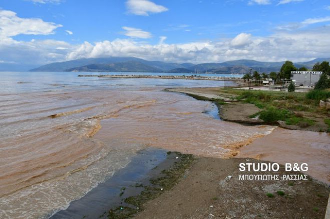 Κοκκίνισε η παραλία της Νέας Κίου στην Αργολίδα (vd)