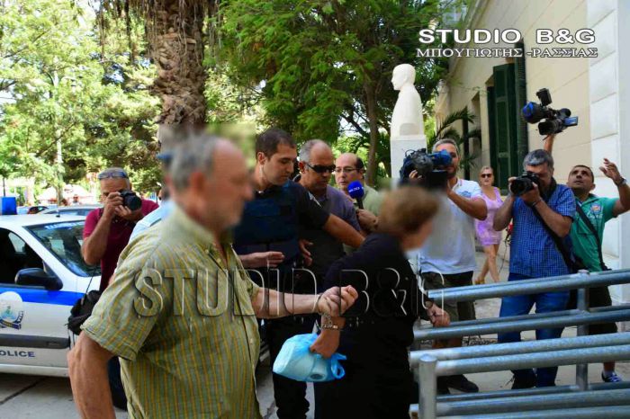 Ένταση έξω από τα δικαστήρια Ναυπλίου για τους γονείς του 39χρονου από το Άστρος (vd)