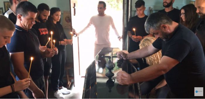 "Ό&chi;&iota; ά&lambda;&lambda;&omicron; &alpha;ί&mu;&alpha; &sigma;&tau;&eta;&nu; ά&sigma;&phi;&alpha;&lambda;&tau;&omicron;" | "Έ&chi;&epsilon;&iota;&sigmaf; &pi;ά&epsilon;&iota; &sigma;&epsilon; &kappa;&eta;&delta;&epsilon;ί&alpha; &epsilon;&iota;&kappa;&omicron;&sigma;ά&chi;&rho;&omicron;&nu;&omicron;&upsilon;; Ό&chi;&iota;; &Beta;&gamma;ά&lambda;&epsilon; &tau;&omicron; &sigma;&kappa;&alpha;&sigma;&mu;ό &kappa;&alpha;&iota; &kappa;&omicron;ί&tau;&alpha;" (vd)