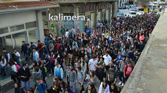 Οι μαθητές φώναξαν: «Μαζέψτε τα σκουπίδια από την πόλη, γιατί μέχρι τον Αύγουστο, θα έχουν πεθάνει όλοι» (vd)