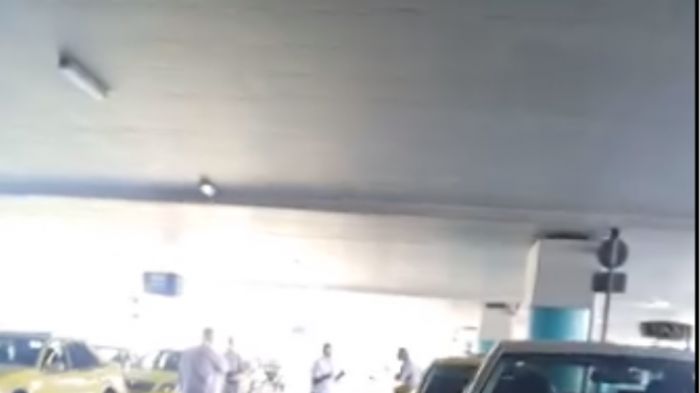 Ταξιτζήδες «σκοτώθηκαν» για μία θέση στην πιάτσα στο "Ελ. Βενιζέλος" (vd)