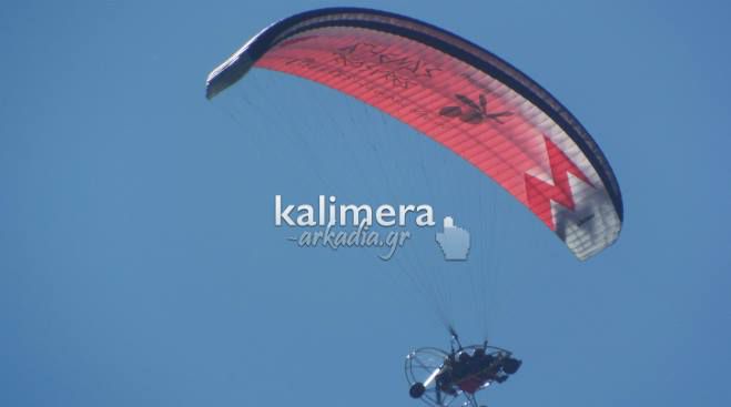 Αλεξίπτωτο Parapente στον ουρανό της Τρίπολης (εικόνες)
