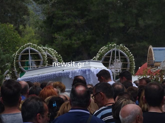 Μενίδι: Θρήνος στην κηδεία του αδικοχαμένου 11χρονου Μάριου (vd)