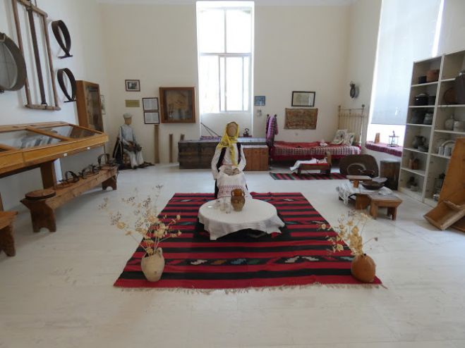 &Tau;&omicron; &Lambda;&alpha;&omicron;&gamma;&rho;&alpha;&phi;&iota;&kappa;ό &Mu;&omicron;&upsilon;&sigma;&epsilon;ί&omicron; &kappa;&alpha;&iota; &eta; &Beta;&iota;&beta;&lambda;&iota;&omicron;&theta;ή&kappa;&eta; &tau;&omicron;&upsilon; &Kappa;&omicron;&sigma;&mu;ά &Alpha;&rho;&kappa;&alpha;&delta;ί&alpha;&sigmaf; (vd)