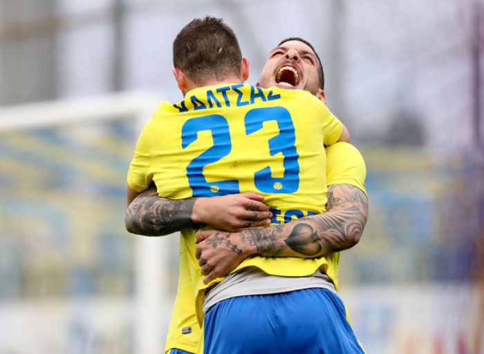 &Tau;&omicron; &beta;ί&nu;&tau;&epsilon;&omicron; &mu;&epsilon; &tau;&alpha; 4 &gamma;&kappa;&omicron;&lambda; &tau;&omicron;&upsilon; &Alpha;&sigma;&tau;έ&rho;&alpha; &pi;&omicron;&upsilon; ... &sigma;&kappa;ό&rho;&pi;&iota;&sigma;&epsilon; &tau;&eta;&nu; &Kappa;έ&rho;&kappa;&upsilon;&rho;&alpha;! (vd)