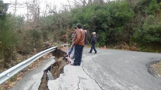 Κομμένοι δρόμοι σε χωριά της Μεγαλόπολης | Ποιες λύσεις ανακοίνωσαν Γιαννακούρας και Ρουμελιώτης (εικόνες)