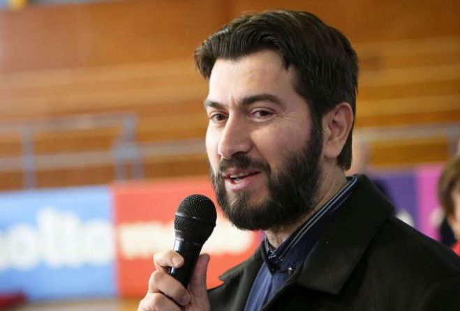 &laquo;&Beta;ό&mu;&beta;&epsilon;&sigmaf;&raquo; &alpha;&pi;ό 18&chi;&rho;&omicron;&nu;&omicron; &gamma;&iota;&alpha; &tau;&omicron;&nu; &pi;&alpha;&tau;έ&rho;&alpha; &Alpha;&nu;&tau;ώ&nu;&iota;&omicron; &sigma;&tau;&eta;&nu; &Kappa;&alpha;&lambda;&alpha;&mu;ά&tau;&alpha; - &laquo;Έ&beta;&alpha;&zeta;&epsilon; &tau;&omicron; &chi;έ&rho;&iota; &tau;&omicron;&upsilon; &mu;έ&sigma;&alpha; &sigma;&tau;&omicron; &mu;&alpha;&gamma;&iota;ό &mu;&omicron;&upsilon;&raquo;