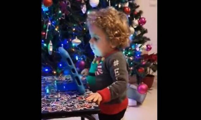 &Chi;&rho;&iota;&sigma;&tau;&omicron;ύ&gamma;&epsilon;&nu;&nu;&alpha; &sigma;&tau;&omicron; &sigma;&pi;ί&tau;&iota; &gamma;&iota;&alpha; &tau;&omicron;&nu; &mu;&iota;&kappa;&rho;ό &Pi;&alpha;&nu;&alpha;&gamma;&iota;ώ&tau;&eta; - &Rho;&alpha;&phi;&alpha;ή&lambda; (vd)