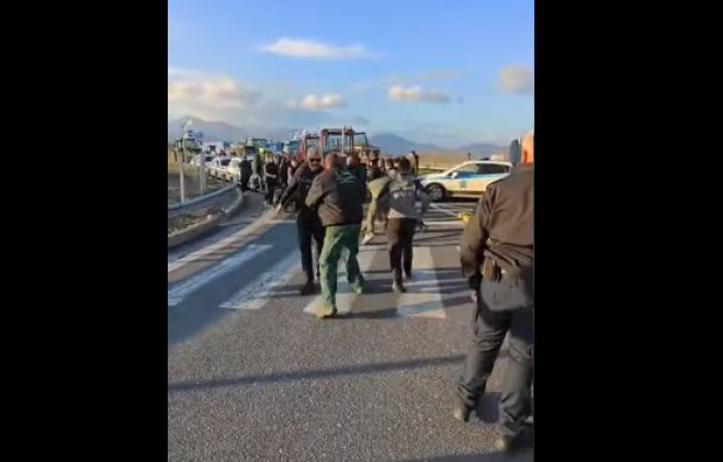 Ένταση ανάμεσα σε αστυνομία κα αγρότες στον αυτοκινητόδρομο (vd)