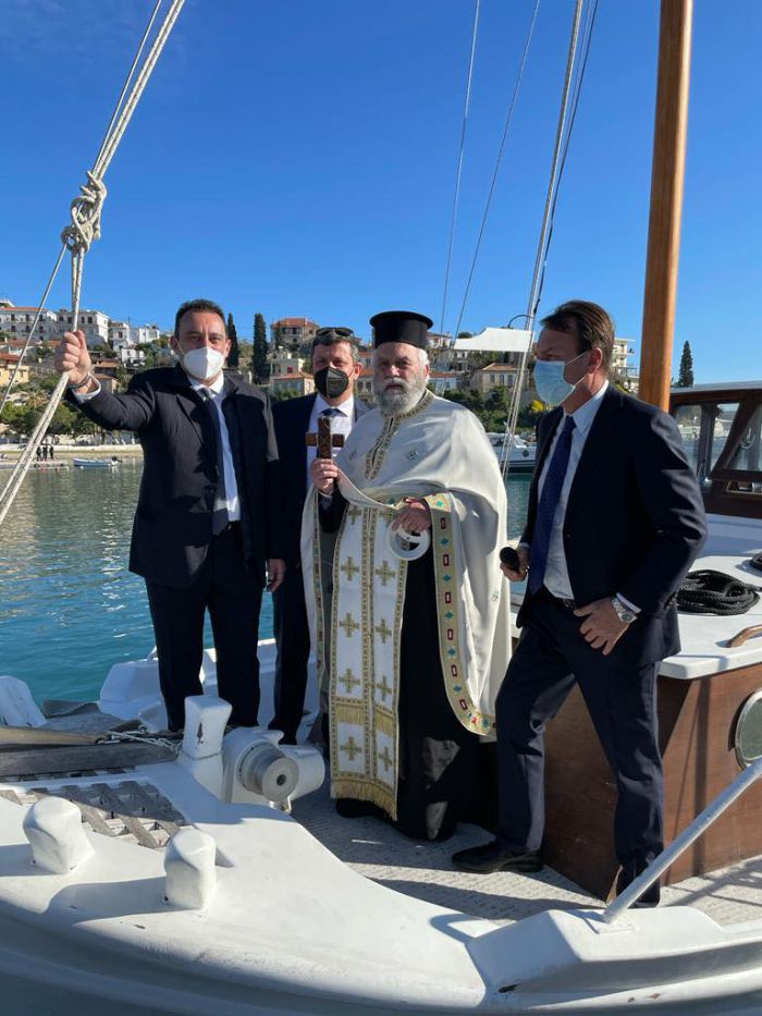 &Beta;&lambda;ά&sigma;&eta;&sigmaf; &alpha;&pi;ό &tau;&omicron; &Pi;&alpha;&rho;ά&lambda;&iota;&omicron; Ά&sigma;&tau;&rho;&omicron;&sigmaf;: "&Tau;&omicron; &Phi;&omega;&sigmaf; &tau;&eta;&sigmaf; &Chi;&rho;&iota;&sigma;&tau;&iota;&alpha;&nu;&omicron;&sigma;&upsilon;́&nu;&eta;&sigmaf; &alpha;&sigmaf; &omicron;&delta;&eta;&gamma;&eta;́&sigma;&epsilon;&iota; &tau;&eta;&nu; &Pi;&alpha;&tau;&rho;&iota;́&delta;&alpha; &mu;&alpha;&sigmaf; &sigma;&rsquo; &epsilon;́&nu;&alpha; &kappa;&alpha;&lambda;&upsilon;́&tau;&epsilon;&rho;&omicron; &alpha;&upsilon;́&rho;&iota;&omicron;"