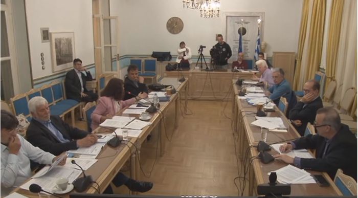 Χαμός στο περιφερειακό συμβούλιο | Τσακωμοί με κουβέντες για «ψυχοθεραπεία», «πολιτικά γεράματα» και «μητέρα Τερέζα»! (vd)