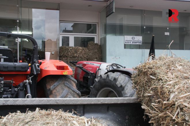 Έκλεισαν με … σανό την είσοδο στην εφορία Σπάρτης! (vd)
