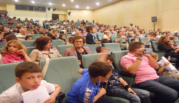 &laquo;&Mu;&iota;&alpha; &tau;&rho;&epsilon;&lambda;ή &theta;&epsilon;ό&tau;&rho;&epsilon;&lambda;&eta;&hellip;&pi;&epsilon;&nu;&eta;&nu;&tau;ά&rho;&alpha;&raquo; &alpha;&pi;ό &tau;&eta; &theta;&epsilon;&alpha;&tau;&rho;&iota;&kappa;ή &omicron;&mu;ά&delta;&alpha; &tau;&omega;&nu; &delta;&alpha;&sigma;&kappa;ά&lambda;&omega;&nu;!