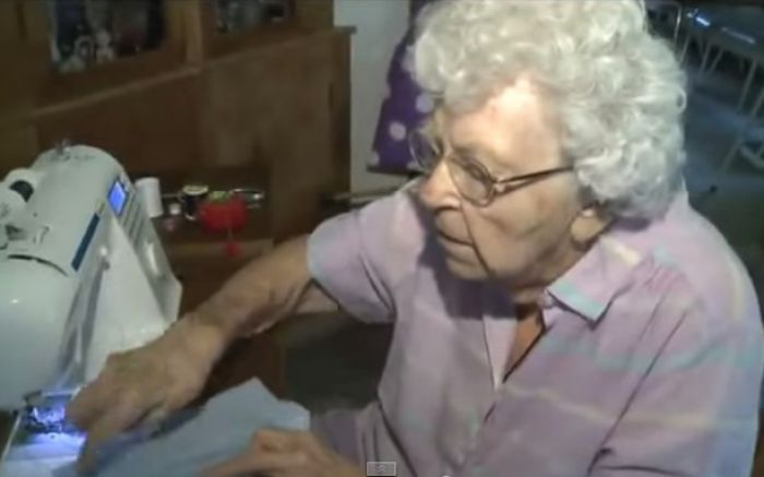 Η 99χρονη γιαγιά που ράβει κάθε μέρα ένα φόρεμα για τα παιδιά στην Αφρική (βίντεο)