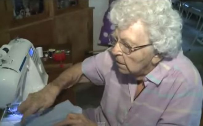 Η 99χρονη γιαγιά που ράβει κάθε μέρα ένα φόρεμα για τα παιδιά στην Αφρική (βίντεο)