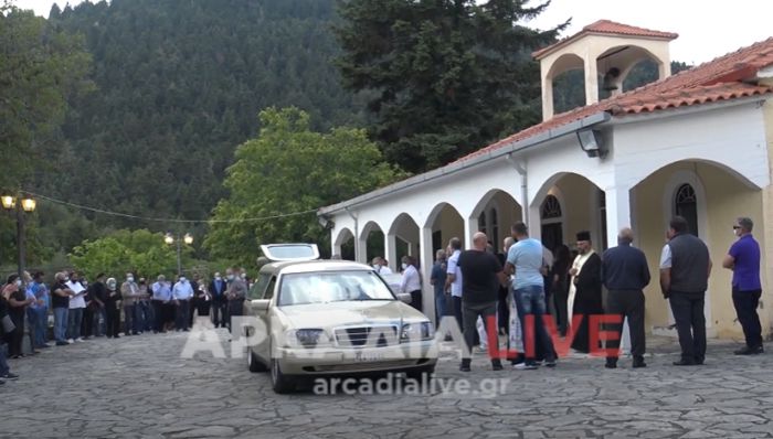 Το τελευταίο "αντίο" στον 15χρονο Ηλία | Συγγενής: «Δεν ξέρω αν είναι το εμβόλιο ή κάτι άλλο, όμως, όποιος φταίει, να υποστεί τις συνέπειες» (vd)