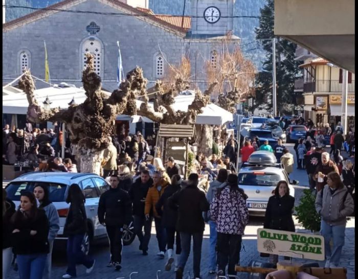 "Βουλιάζει" από κόσμο στις γιορτές η Βυτίνα!