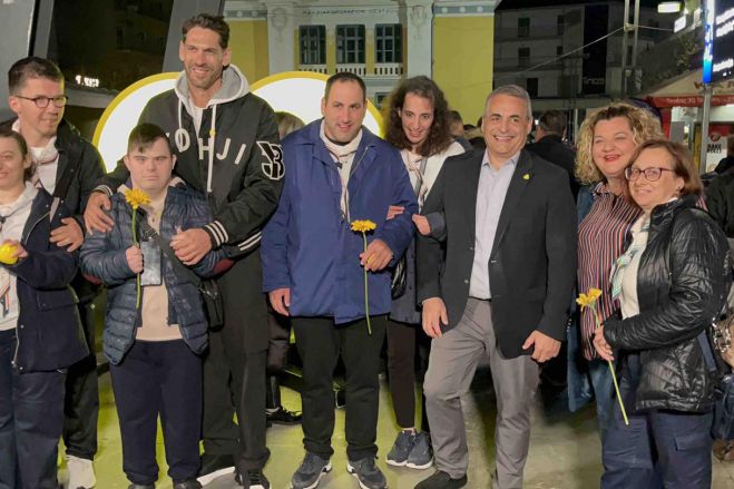 Φωταγωγήθηκε η Κίτρινη Καρδιά στην πλατεία Πετρινού | Τζιούμης: &quot;Η Τρίπολη είναι μία καθαρή πόλη! (εικόνες)