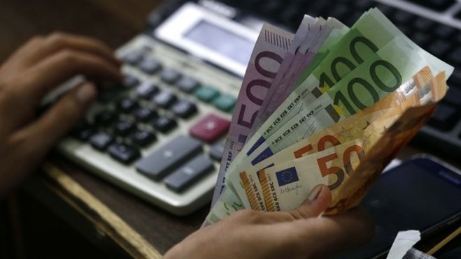 Από σήμερα στους λογαριασμούς τα επιδόματα και οι παροχές του ΟΠΕΚΑ