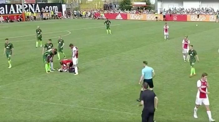 Ποδοσφαιριστής του Άγιαξ κατέρρευσε κατά τη διάρκεια φιλικού αγώνα! (vd)