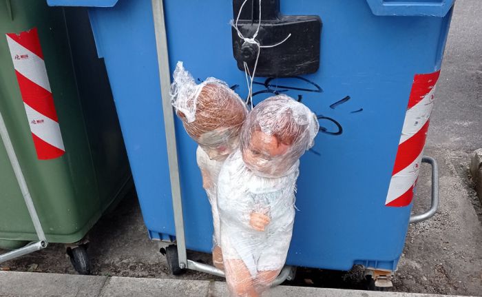 &quot;Μωρά - κούκλες&quot;, τυλιγμένα με μεμβράνη, βρέθηκαν κρεμασμένα σε κάδο σκουπιδιών