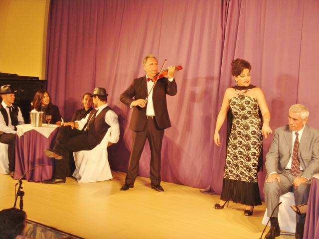 &Kappa;έ&rho;&delta;&iota;&sigma;&epsilon; &tau;&omicron; &chi;&epsilon;&iota;&rho;&omicron;&kappa;&rho;ό&tau;&eta;&mu;&alpha; &eta; &theta;&epsilon;&alpha;&tau;&rho;&iota;&kappa;ή &omicron;&mu;ά&delta;&alpha; &tau;&omega;&nu; &delta;&alpha;&sigma;&kappa;ά&lambda;&omega;&nu; &mu;&epsilon; &tau;&eta;&nu; &laquo;&tau;&rho;&epsilon;&lambda;ή &sigma;&alpha;&rho;&alpha;&nu;&tau;ά&rho;&alpha;&raquo; (&epsilon;&iota;&kappa;ό&nu;&epsilon;&sigmaf; &kappa;&alpha;&iota; &beta;ί&nu;&tau;&epsilon;&omicron;)!