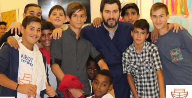 &Tau;&rho;ό&phi;&iota;&mu;&alpha; &gamma;&iota;&alpha; &tau;&eta;&nu; "&Kappa;&iota;&beta;&omega;&tau;ό &tau;&omicron;&upsilon; &Kappa;ό&sigma;&mu;&omicron;&upsilon;" &sigma;&upsilon;&gamma;&kappa;&epsilon;&nu;&tau;&rho;ώ&nu;&epsilon;&iota; &omicron; &tau;&omicron;&pi;&iota;&kappa;ό&sigmaf; &Sigma;&Upsilon;&Rho;&Iota;&Zeta;&Alpha;