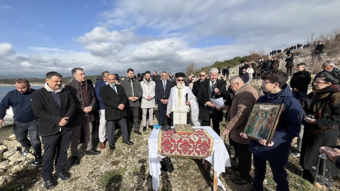 &Omicron; &epsilon;&omicron;&rho;&tau;&alpha;&sigma;&mu;ό&sigmaf; &tau;&omega;&nu; &Theta;&epsilon;&omicron;&phi;&alpha;&nu;&epsilon;ί&omega;&nu; &kappa;&alpha;&iota; &omicron; &alpha;&gamma;&iota;&alpha;&sigma;&mu;ό&sigmaf; &tau;&omega;&nu; &upsilon;&delta;ά&tau;&omega;&nu; &sigma;&tau;&eta; &lambda;ί&mu;&nu;&eta; &Tau;ά&kappa;&alpha; (&epsilon;&iota;&kappa;ό&nu;&epsilon;&sigmaf; - &beta;ί&nu;&tau;&epsilon;&omicron;)