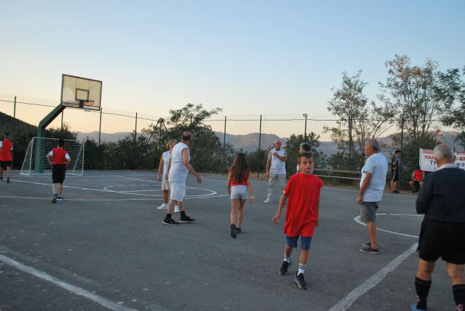 Παππούδες και γιαγιάδες έπαιξαν μπάλα με τα εγγόνια τους στο Κοτύλιο Αρκαδίας! (εικόνες)