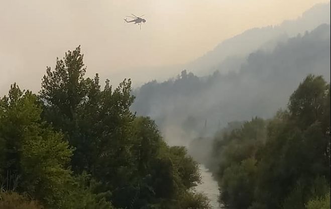 Φωτιές στη Γορτυνία | Νέες ρίψεις νερού από δύο ελικόπτερα στο Τουμπίτσι (vd)