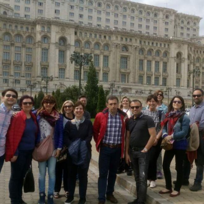 &Tau;&omicron; &Mu;&omicron;&upsilon;&sigma;&iota;&kappa;ό &Sigma;&chi;&omicron;&lambda;&epsilon;ί&omicron; &Tau;&rho;ί&pi;&omicron;&lambda;&eta;&sigmaf; &tau;&alpha;&xi;ί&delta;&epsilon;&psi;&epsilon; &sigma;&tau;&eta;&nu; ... &Rho;&omicron;&upsilon;&mu;&alpha;&nu;ί&alpha;! (&epsilon;&iota;&kappa;ό&nu;&epsilon;&sigmaf;)