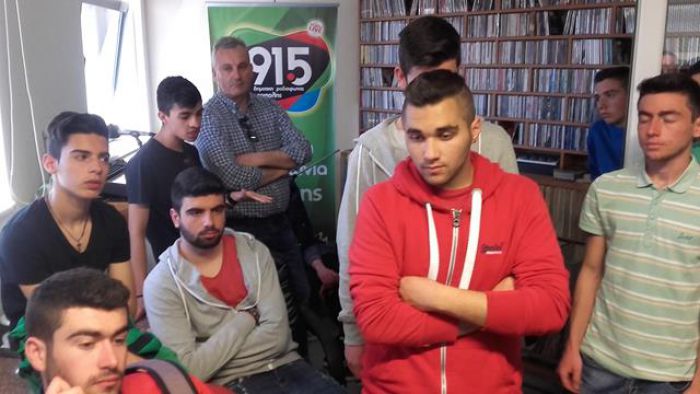 &Omicron;&iota; &eta;&lambda;&epsilon;&kappa;&tau;&rho;&omicron;&nu;&iota;&kappa;&omicron;ί &tau;&omicron;&upsilon; 1&omicron;&upsilon; &Epsilon;&Pi;&Alpha;.&Lambda;. &Tau;&rho;ί&pi;&omicron;&lambda;&eta;&sigmaf; &sigma;&tau;&eta; &Delta;&eta;&mu;&omicron;&tau;&iota;&kappa;ή &Rho;&alpha;&delta;&iota;&omicron;&phi;&omega;&nu;ί&alpha; (&epsilon;&iota;&kappa;ό&nu;&epsilon;&sigmaf;)