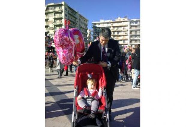 Ο πρώην Πρύτανης του Πανεπιστημίου Πελοποννήσου με την μικρή του κόρη (εικόνα)!