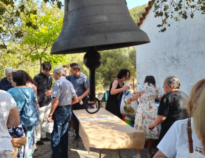 Θεία Λειτουργία στο ξωκλήσι του Αγιάννη στα Άνω Καλύβια Κερπινής (εικόνες - βίντεο)