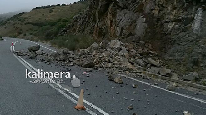 Πτώση βράχου σε δρόμο κοντά στα Λαγκάδια (εικόνες)