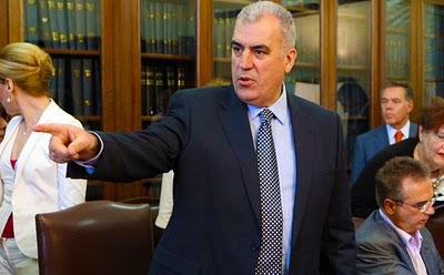 &Delta;&eta;&mu;ή&tau;&rho;&eta;&sigmaf; &Rho;έ&pi;&pi;&alpha;&sigmaf;: &laquo;&Eta; &chi;ώ&rho;&alpha; &delta;&epsilon;&nu; έ&chi;&epsilon;&iota; &alpha;&nu;ά&gamma;&kappa;&eta; &alpha;&pi;ό &delta;ύ&omicron; &Nu;&Delta; &omicron;ύ&tau;&epsilon; &alpha;&pi;ό &delta;ύ&omicron; &Sigma;&Upsilon;&Rho;&Iota;&Zeta;&Alpha;, &alpha;&lambda;&lambda;ά &alpha;&pi;ό έ&nu;&alpha; &Pi;&Alpha;&Sigma;&Omicron;&Kappa;&raquo;