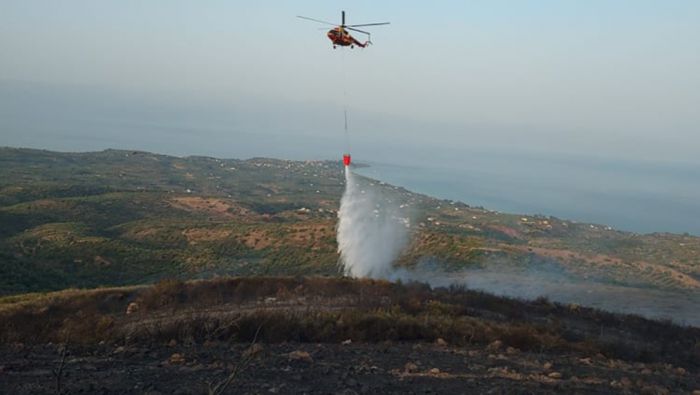 &Mu;&epsilon;&gamma;ά&lambda;&eta; &phi;&omega;&tau;&iota;ά &sigma;&tau;&eta; &Mu;ά&nu;&eta; | &Sigma;&tau;&eta; &mu;ά&chi;&eta; 65 &pi;&upsilon;&rho;&omicron;&sigma;&beta;έ&sigma;&tau;&epsilon;&sigmaf;, &epsilon;&lambda;&iota;&kappa;ό&pi;&tau;&epsilon;&rho;&alpha; &kappa;&alpha;&iota; &alpha;&epsilon;&rho;&omicron;&sigma;&kappa;ά&phi;&eta;