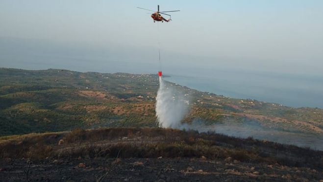 &Mu;&epsilon;&gamma;ά&lambda;&eta; &phi;&omega;&tau;&iota;ά &sigma;&tau;&eta; &Mu;ά&nu;&eta; | &Sigma;&tau;&eta; &mu;ά&chi;&eta; 65 &pi;&upsilon;&rho;&omicron;&sigma;&beta;έ&sigma;&tau;&epsilon;&sigmaf;, &epsilon;&lambda;&iota;&kappa;ό&pi;&tau;&epsilon;&rho;&alpha; &kappa;&alpha;&iota; &alpha;&epsilon;&rho;&omicron;&sigma;&kappa;ά&phi;&eta;