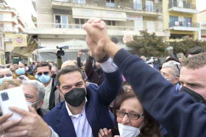 &Theta;&epsilon;&rho;&mu;ή &upsilon;&pi;&omicron;&delta;&omicron;&chi;ή &sigma;&tau;&eta;&nu; &Pi;ά&tau;&rho;&alpha; | "&Tau;&sigma;ί&pi;&rho;&alpha; &gamma;&epsilon;&rho;ά, &nu;&alpha; &pi;έ&sigma;&epsilon;&iota; &eta; &delta;&epsilon;&xi;&iota;ά" (vd)
