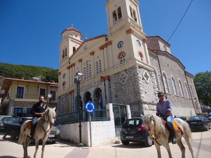 Γορτυνία | Λιτανεία με καβαλάρηδες για τη γιορτή του Αγίου Γεωργίου στα Τρόπαια (εικόνες)