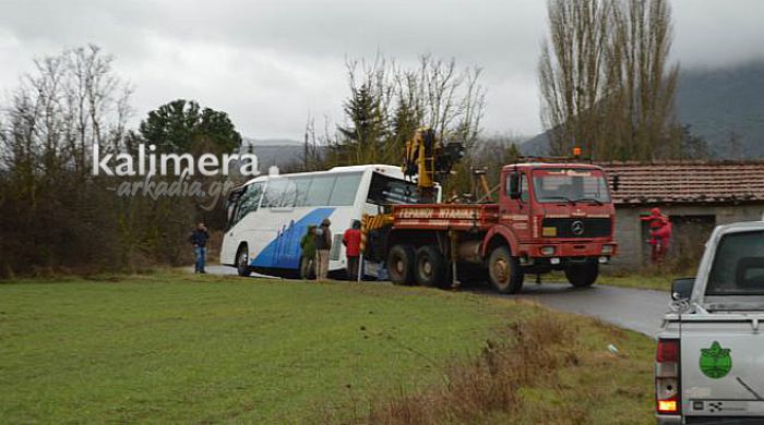 Λεωφορείο έφυγε από το δρόμο κοντά στο Παλλάντιο – Όλοι οι επιβάτες είναι καλά (vd)