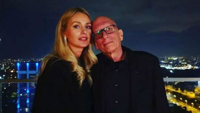 &Omicron; &gamma;ά&mu;&omicron;&sigmaf; &tau;&eta;&sigmaf; &Chi;&rho;&upsilon;&sigma;ά&nu;&theta;&eta;&sigmaf; &Nu;&tau;ά&phi;&lambda;&alpha; &mu;&epsilon; &tau;&omicron;&nu; &epsilon;&pi;&iota;&chi;&epsilon;&iota;&rho;&eta;&mu;&alpha;&tau;ί&alpha; &Gamma;&rho;&eta;&gamma;ό&rho;&eta; &Sigma;&alpha;&rho;ά&nu;&tau;&eta; (&alpha;&pi;ό &tau;&omicron; &Lambda;&epsilon;&omega;&nu;ί&delta;&iota;&omicron;)