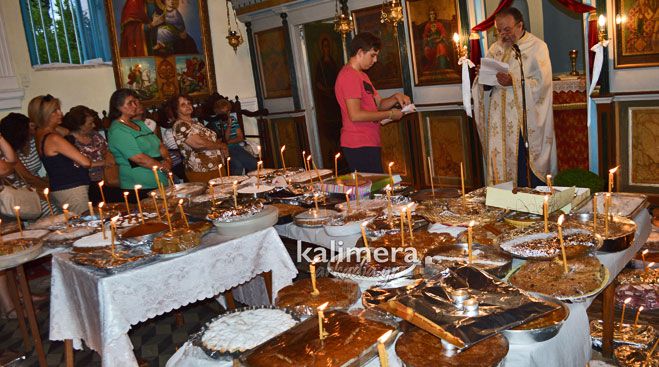 Γέμισε με ... φανουρόπιτες ο ναός της Ζωοδόχου Πηγής στο Άσος της Κάρτσοβας (εικόνες)!