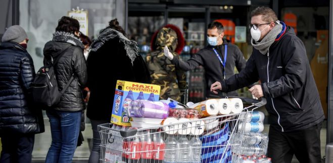 Κοροναϊός | Οι καταναλωτές γεμίζουν τα καλάθια με αντισηπτικά και όσπρια