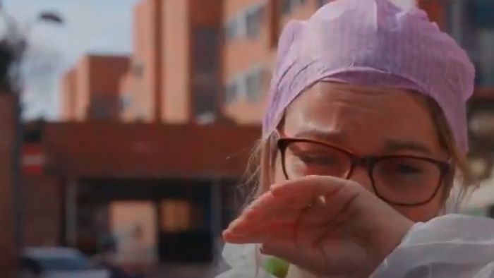 &laquo;&Beta;&lambda;έ&pi;&epsilon;&iota;&sigmaf; &pi;&omicron;&lambda;ύ &pi;ό&nu;&omicron;&raquo; | &Iota;&tau;&alpha;&lambda;ί&delta;&alpha; &nu;&omicron;&sigma;&omicron;&kappa;ό&mu;&alpha; &sigma;&upsilon;&gamma;&kappa;&lambda;&omicron;&nu;ί&zeta;&epsilon;&iota; &gamma;&iota;&alpha; &tau;&alpha; &theta;ύ&mu;&alpha;&tau;&alpha; &tau;&omicron;&upsilon; &kappa;&omicron;&rho;&omega;&nu;&omicron;ϊ&omicron;ύ (vd)